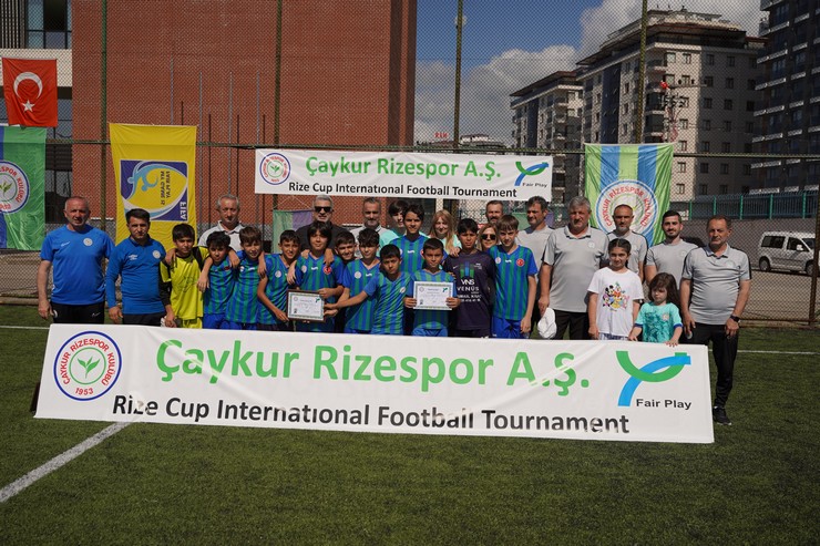 caykur-rizespor-esila-tufekci-futbol-okullari-turnuvasi-tamamlandi-14.jpg