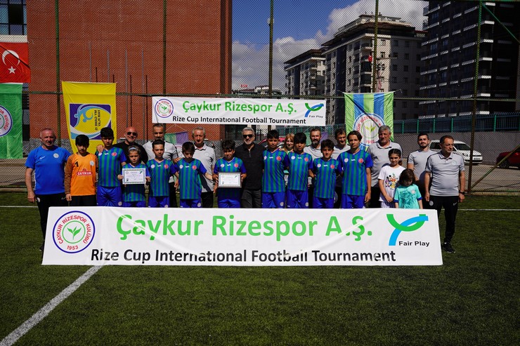 caykur-rizespor-esila-tufekci-futbol-okullari-turnuvasi-tamamlandi-16.jpg