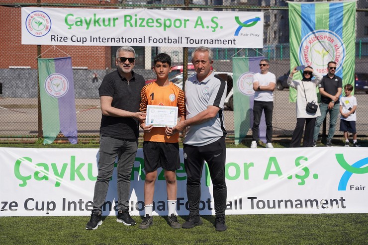 caykur-rizespor-esila-tufekci-futbol-okullari-turnuvasi-tamamlandi-8.jpg