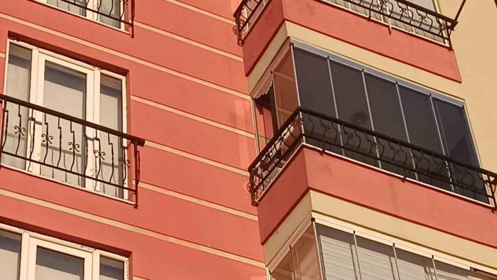 Magandalar Çocuk Parkında Havaya Ateş Açtı, Saçmalar Bir Evin Camına İsabet Etti