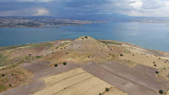 Elazığ’daki Höyük Manzarası İle Dikkat Çekiyor