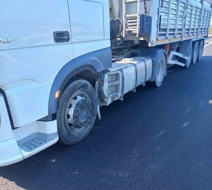 Otomobil Kamyona Arkadan Çarptı: 2 Yaralı