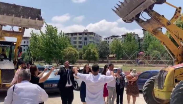 Operatör Damat, Gelin Almaya Kepçenin Kovasında Davulcularla Gitti