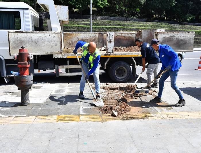 İzmir’de Kaldırımlar Yenileniyor