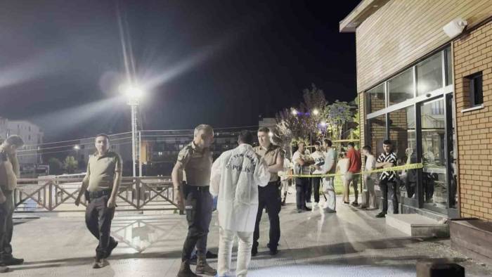 Parkta Tartıştığı 2 Kişiyi Bıçakladı: Kaçarken Yakalandı