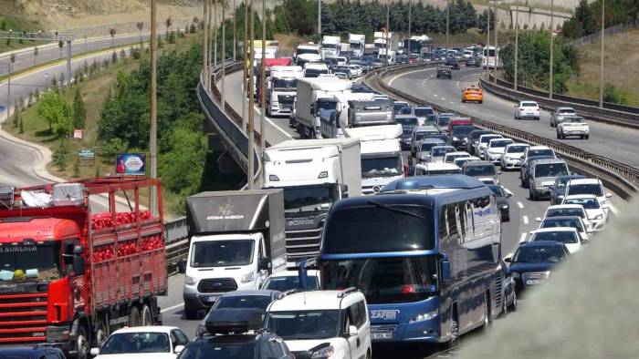 Meydana Gelen Kazada Tem Otoyolu’nda Kilometrelerce Araç Kuyruğu Oluştu