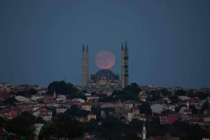 Edirne’de Selimiye Camii Ve Dolunay Görsel Şölen Oluşturdu