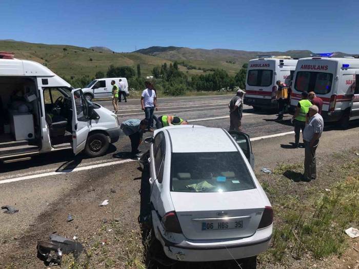 İmranlı’da Otomobil Yoldan Çıktı: 3 Yaralı