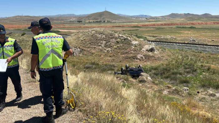 Pikap Şarampole Uçtu, Aynı Aileden 4 Kişi Yaralandı