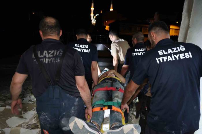 Asansör Boşluğuna Düşerek Yaralanan Şahsı İtfaiye Ekipleri Kurtardı