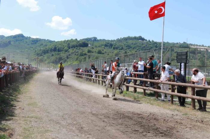 Ünye’de Rahvan At Yarışı Heyecanı