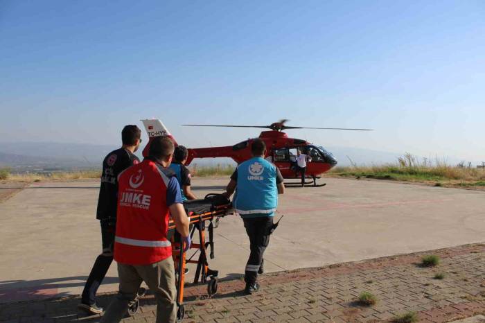 Dağlık Alana Düşen Paraşütçü Ambulans Helikopterle Hastaneye Sevk Edildi