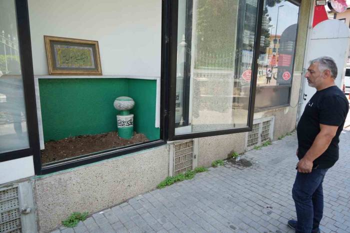 Vitrinde Mezarlığı Görenler Dönüp Bir Daha Bakıyor