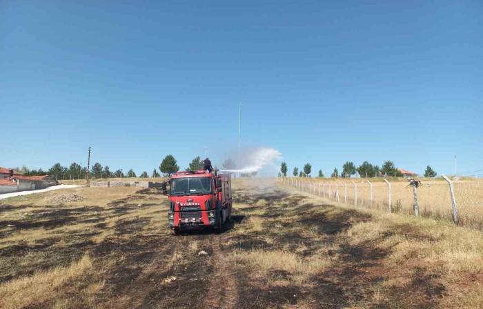 Arazide Çıkan Yangın Tarlalara Sıçramadan Söndürüldü