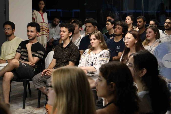 İngilizce Öğrenmek İsteyen Gençlerin Uğrak Noktası