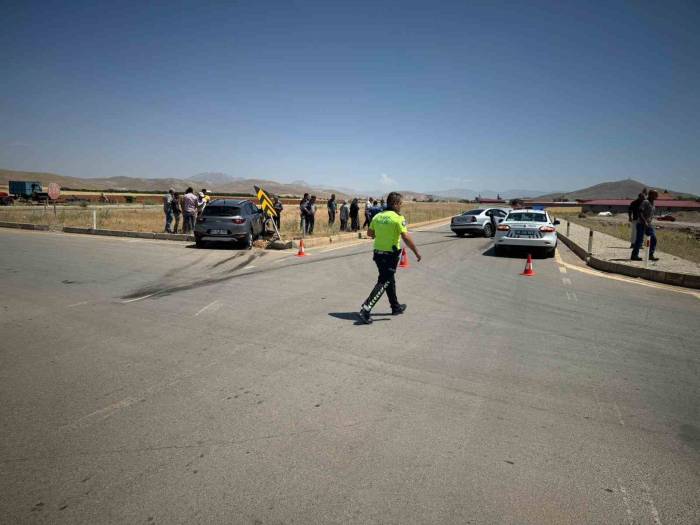 2 Otomobil Çarpıştı: 2’si Ağır 4 Yaralı