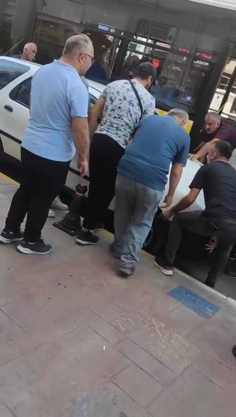 Otobüsü Engelleyen Otomobili Vatandaşlar El Birliği İle Kaldırdı