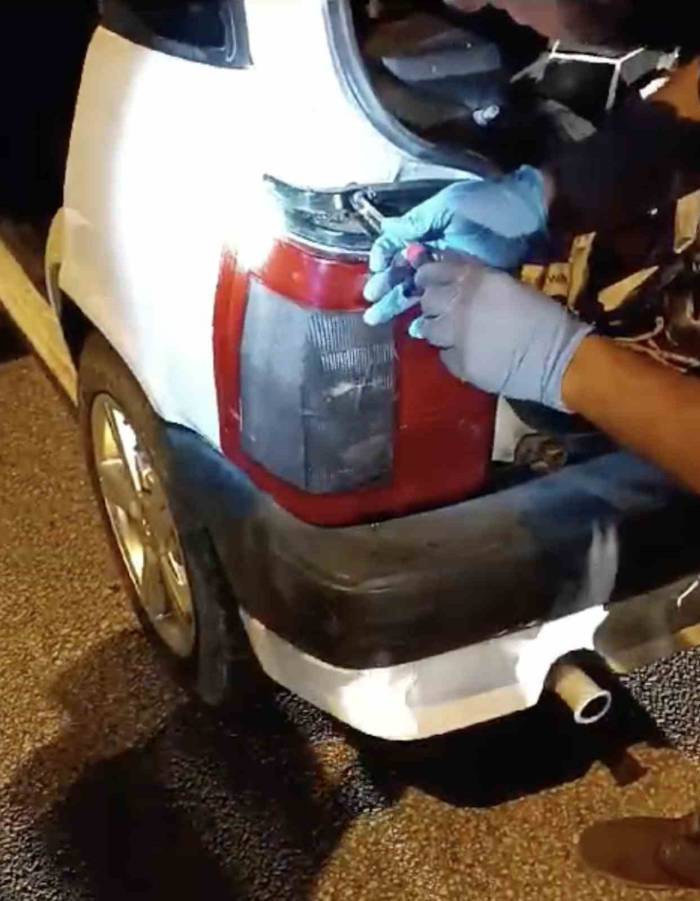 Uyuşturucuyu Stop Lambasına Saklayan Şahıslar Polisten Kaçamadı