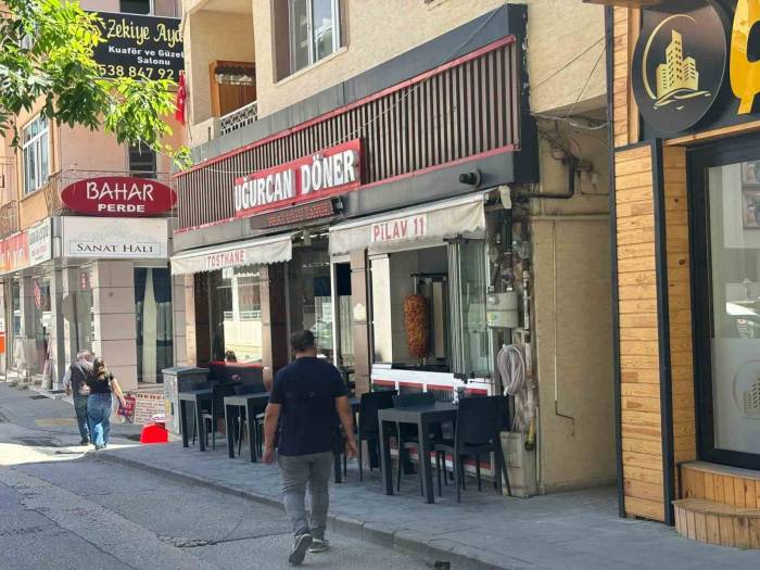 Seyir Halinde Kaldırımdaki Demir Reklam Panosu Aracının Üzerine Düştü