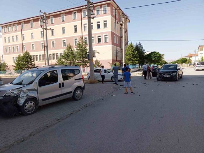 Şarkışla’da 4 Aracın Karıştığı Kazada 3 Kişi Yaralandı