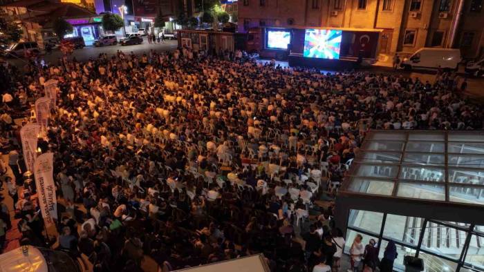 Isparta Tek Yürek Oldu, Vatandaşlar Türkiye Maçını Dev Ekrandan İzledi