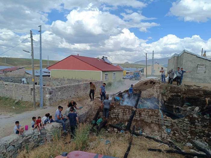 Ağrı’da Ahırda Çıkan Yangın Korkuttu