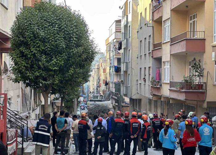 Bahçelievler’de 4 Katlı Bina Kısmen Çöktü