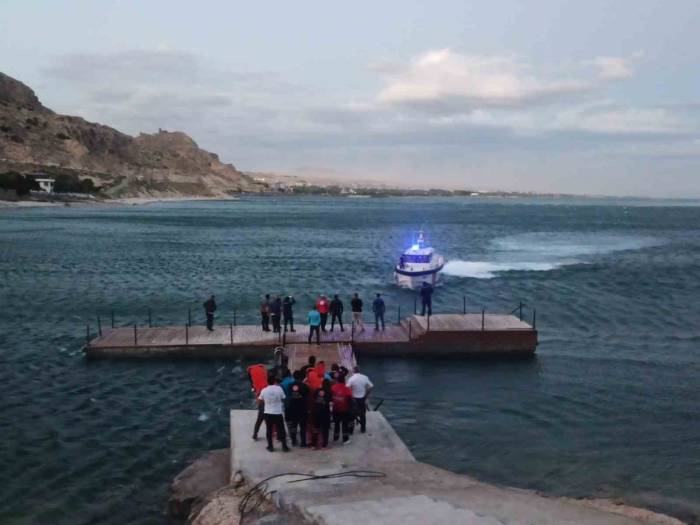 Van Gölü’nde Kanoları Devrilen 4 Kişi Ölümden Döndü