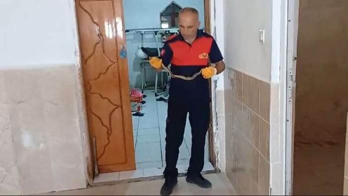 Kurs Deposuna Giren Yılanı İtfaiye Görevlisi Yakaladı