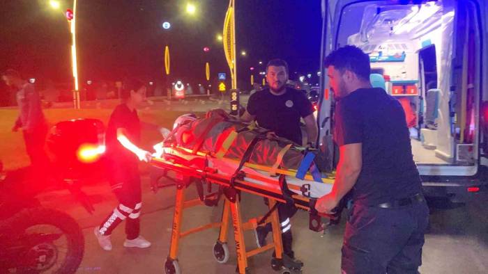 Otomobile Çarpmamak İçin Manevra Yapan Motosikletli Yaralandı