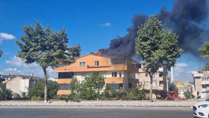 3 Katlı Binanın Çatısı Alevlere Teslim Oldu