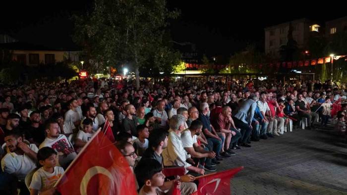 Başkan Aydın, Galibiyet Coşkusunu Vatandaşlarla Yaşadı