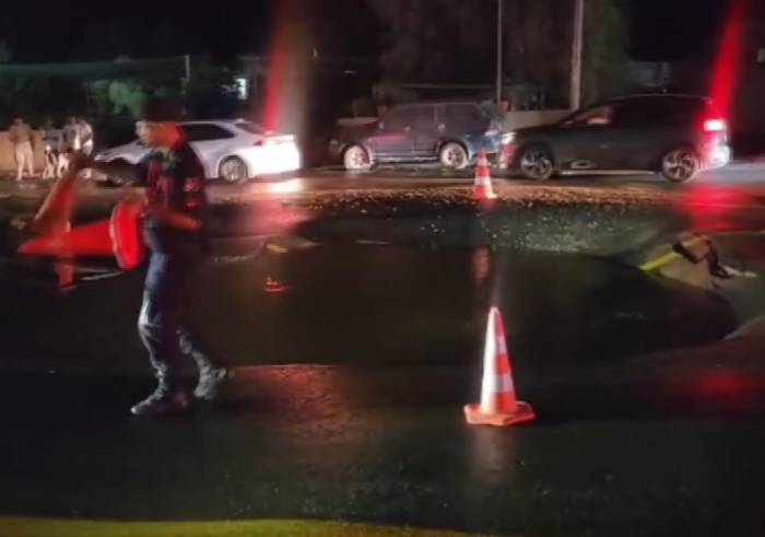 Sosyetenin Uğrak Yeri Göltürkbükü Yolunda İsale Hattı Patladı, Tonlarca İçme Suyu Yola Aktı