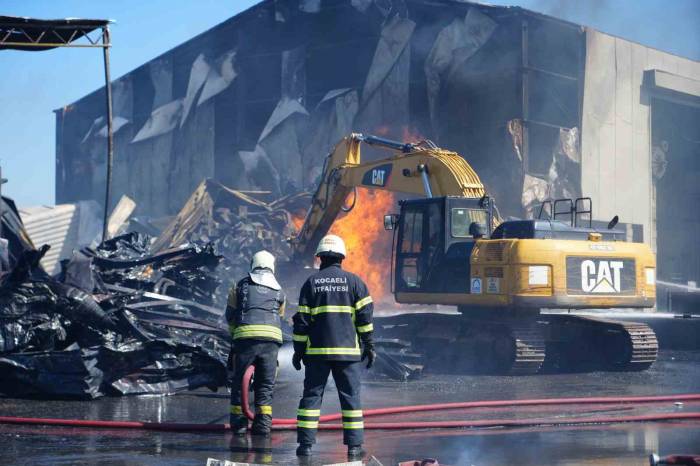 Boya Fabrikasında Çıkan Yangında Ev Ve Araçlar Küle Döndü