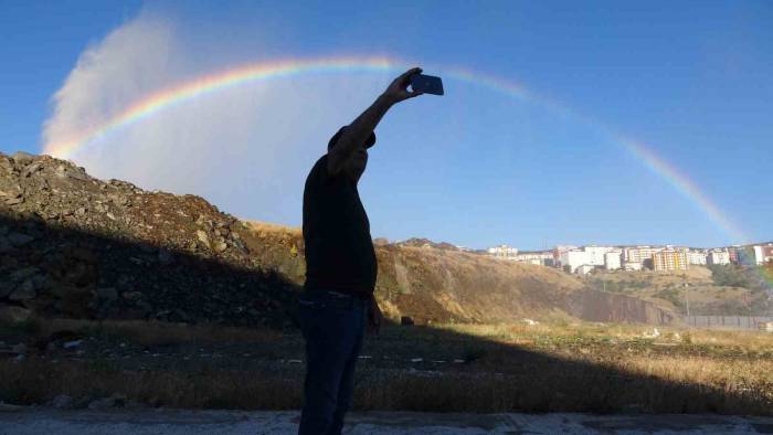 Yozgat’ta Şehrin Ana Su Boru Hattı Patladı, Ortaya Gökkuşağı Çıktı