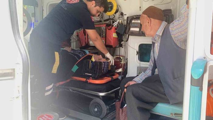 Otomobil Yaşlı Kadına Çarpıp Kaçtı