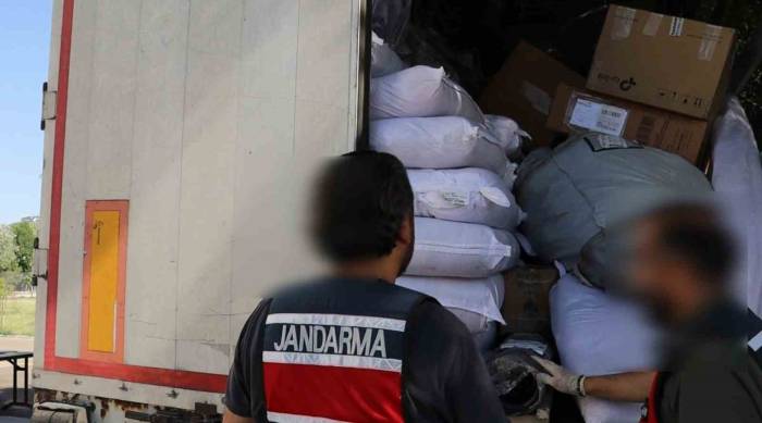 Tırlarla Kaçak Tütün Ve Sigara Sevkiyatına Jandarma Darbesi