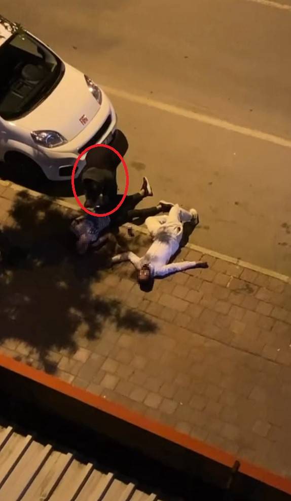 Alkol Alıp Kaldırımda Sızdılar, Ceplerinde Kurcalanmadık Yerleri Kalmadı