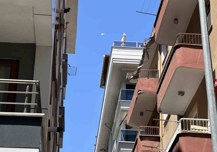 Bahçelievler’de Binanın Çatısında Çökme Yaşandı