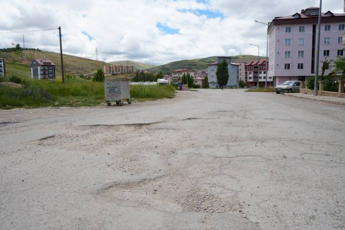 Bayburt Kent Merkezinde Asfaltı Bozuk Yollar Adeta Köstebek Yuvalarını Andırıyor