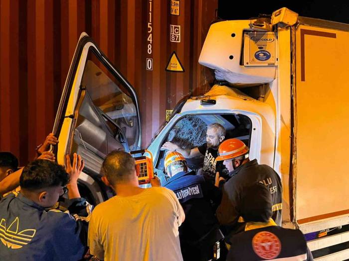 Arıza Yapan Tırın Dorsesine Çarpan Kamyon Saatler Sonra Alev Aldı: 1 Yaralı