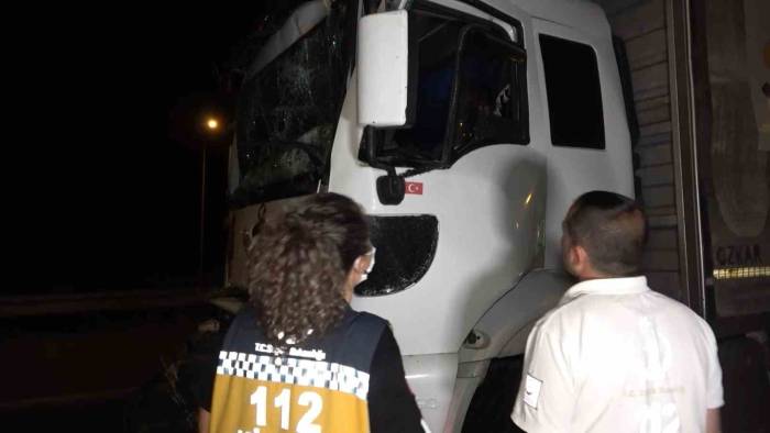Tıra Arkadan Çarpan Kamyonetin Sürücüsü Şoför Kabininde Sıkıştı