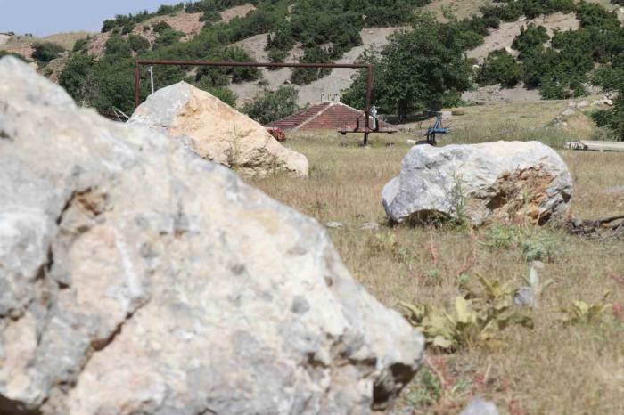 Futbol Sahası ’taş Sahası’ Oldu