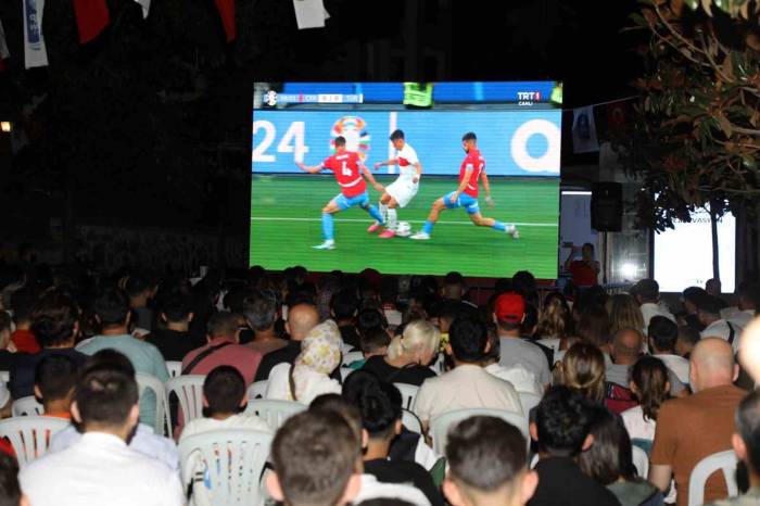 Dev Ekranda Ay Yıldızlı Heyecan