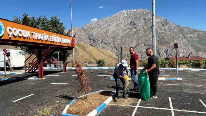 Hakkari’deki Parklarda Temizlik Çalışması Sürüyor