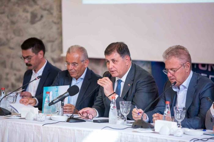 Başkan Tugay: "Orta Gelir Grubuna Hitap Eden Mütevazı Konutlara İhtiyacımız Var"