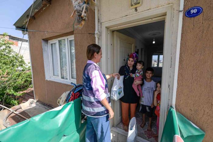 İzmir Büyükşehir Belediyesi Süt Dağıtımına Başladı