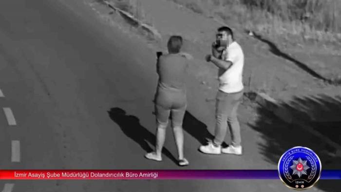 Kendilerine Polis-savcı Süsü Veren Dolandırıcılar İzmir Polisine Yakalandı