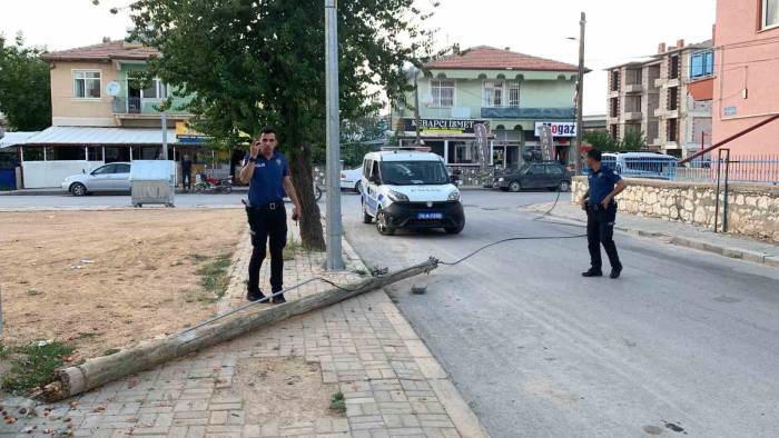 Karaman’da Kırılan Telefon Direği Kaldırıma Devrildi