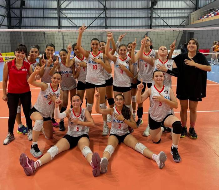 Kayserili Voleybolcular Türkiye Çeyrek Finali’ni ‘Arda Güler Sevinci’ İle Kutladı